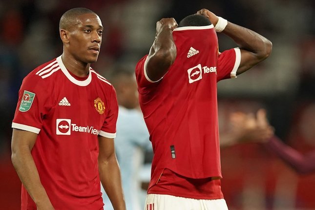 Anthony Martial dan Eric Bailly usai Manchester United kalah dari West Ham di Carabao Cup (c) AP Photo