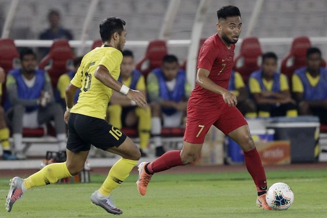 Gelandang Timnas Indonesia, Saddil Ramdani, berusaha melewati pemain Malaysia pada laga kualifikasi Piala Dunia 2022 di SUGBK, Jakarta. (c) Bola.com/M Iqbal Ichsan