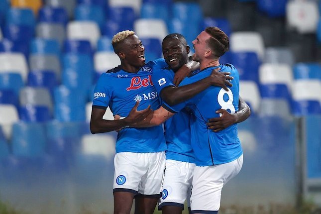 Bek Napoli, Kalidou Koulibaly merayakan golnya ke gawang Juventus di Serie A 2021-2022, Sabtu (11/9/2021) malam bersama Victor Osimhen dan Fabian Ruiz. (c) AP Photo