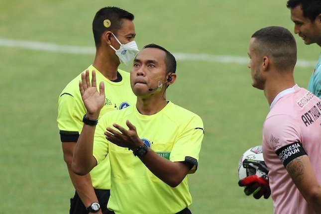 Wasit Asep Yandis melakukan Coin Toss saat laga pekan ketujuh BRI Liga 1 2021/2022 antara PSIS Semarang vs Persik Kediri di Stadion Manahan, Solo, Jumat (15/10/2021). (c) Bola.net/Bagaskara Lazuardi