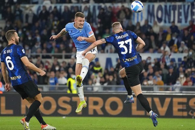 Sergej Milinkovic-Savic (tengah) di laga Lazio vs Inter Milan, Serie A 2021/22 (c) AP Photo