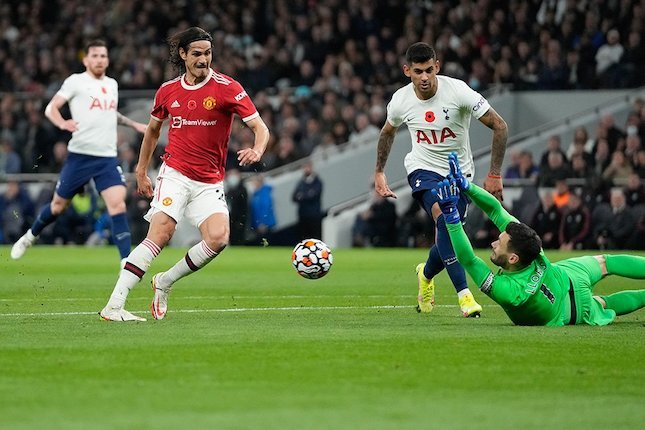 Momen gol Edinson Cavani dalam duel Tottenham vs Manchester United, Premier League 2021/22 (c) AP Photo