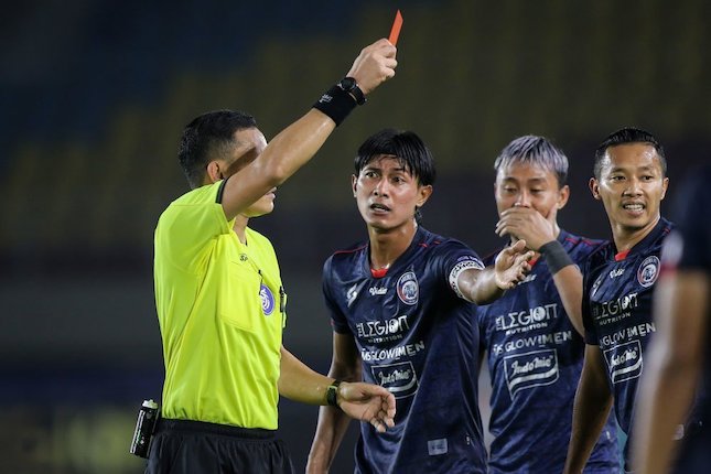 Dendi Santoso mendapat kartu merah pada laga Arema FC vs Persebaya di pekan ke-11 BRI Liga 1 2021/2022 (c) Bagaskara Lazuardi