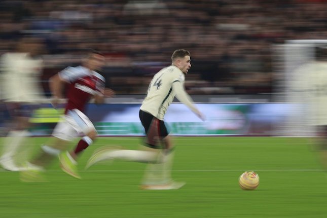 Aksi Jordan Henderson di laga West Ham vs Liverpool di London Stadium, Minggu (11/07/2021) malam WIB. (c) AP Photo