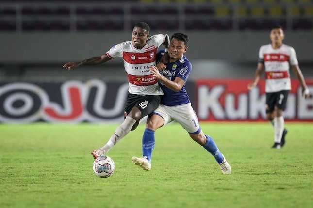 Duel antara Dedi Kusnandar (Persib Bandung) dan Hugo Gomes (Madura United) pada laga pekan ke-15 BRI Liga 1 2021/2022 (c) Bagaskara Lazuardi
