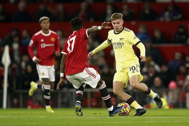 Fred (kiri) berusaha mengadang Emile Smith Rowe di laga Manchester United vs Arsenal di matchday 14 Premier League 2021-22 di Old Trafford, Jumat (03/12/2021) dini hari WIB. (c) AP Photo