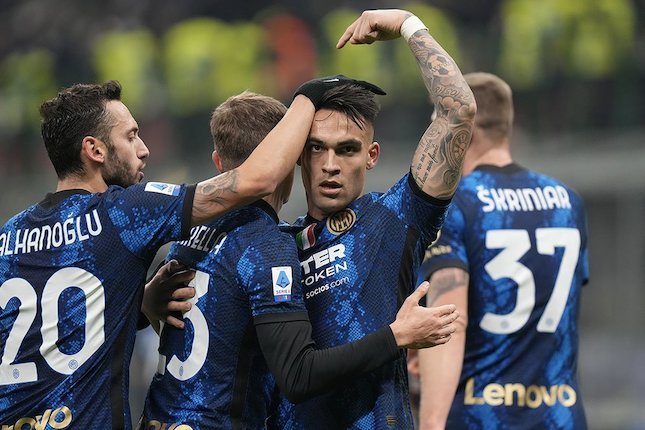Penyerang Inter Milan, Lautaro Martinez, merayakan golnya ke gawang Cagliari dalam laga lanjutan Serie A hari Senin (13/12/2021). (c) AP Photo
