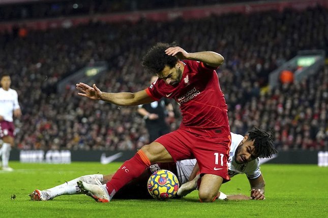 Momen saat Mohamed Salah dilanggar Tyrone Mings di laga Liverpool vs Aston Villa di Anfield, Sabtu (11/12/2021) malam WIB. (c) PA via AP Photo