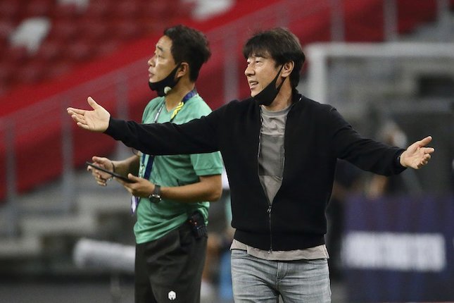Ekspresi Shin Tae-yong di laga Timnas Indonesia vs Singapura di leg kedua semifinal Piala AFF 2020 di National Stadium, Sabtu (25/12/2021) malam WIB. (c) AP Photo