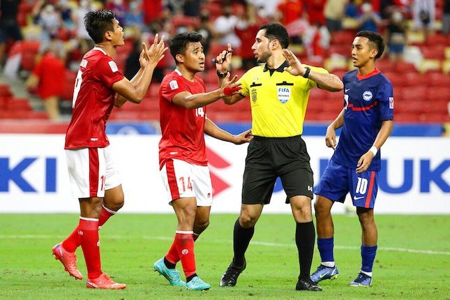 Wasit Kassem Matar Al-Hatmi ketika memimpin laga Indonesia vs Singapura di leg kedua semifinal Piala AFF 2020. (c) AP Photo