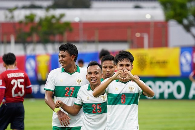 Selebrasi Witan Sulaeman (8) bersama pemain Timnas Indonesia setelah mencetak gol ke gawang Laos di Piala AFF 2020. (c) AFF Suzuki Cup