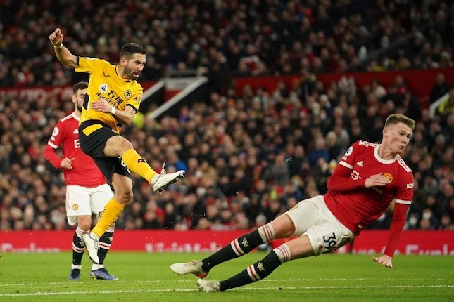 Joao Moutinho mencetak gol pada laga Manchester United vs Wolverhampton, Selasa (4/1/2022) (c) AP Photo