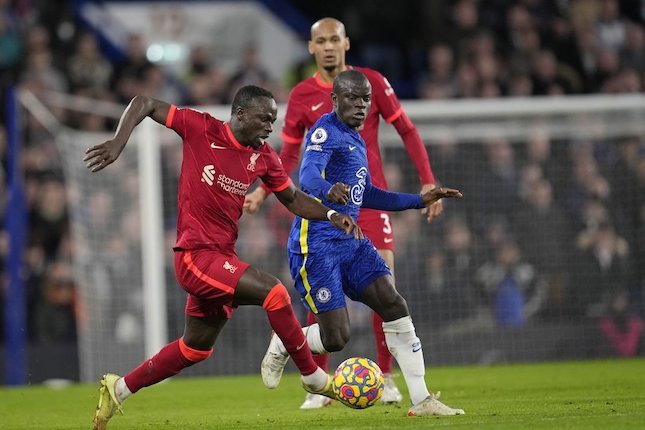 Sadio Mane berebut bola dengan NGolo Kante di laga Chelsea vs Liverpool di Stamford Bridge, Minggu (02/01/2022) malam WIB. (c) AP Photo