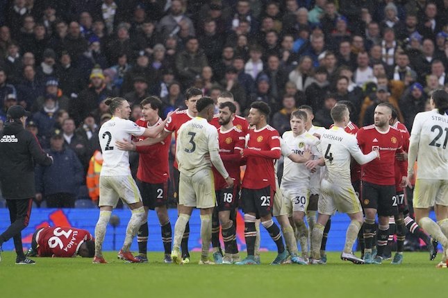 Ketegangan pemain Leeds dan MU usai Anthony Elanga terkena lemparan koin dari fans tuan rumah (c) AP Photo
