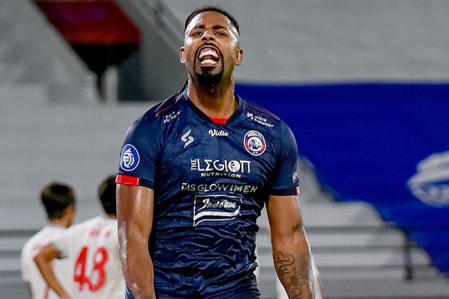 Striker Arema FC Carlos Fortes merayakan golnya ke gawang PSM Makassar di laga pekan ke-34 BRI Liga 1 2021-22 di Stadion Kapten I Wayan Dipta, Bali, Rabu (30/03/2022) malam WIB. (c) BRI Liga 1 Officia