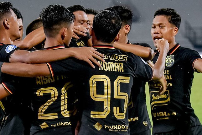 Skuat PSIS Semarang merayakan gol Wallace Costa ke gawang PSS Sleman di laga pekan 31 BRI LIga 1 2021-22 di Stadion Kapten I Wayan Dipta, Rabu (16/03/2022) malam WIB. (c) BRI Liga 1 Official Twitter