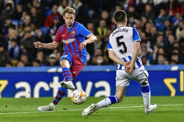 Gelandang Barcelona Frenkie De Jong dalam laga melawan Real Sociedad di Reale Arena pada lanjutan La Liga, Jumat (22/4/2022) dini hari WIB. (c) AP Photo