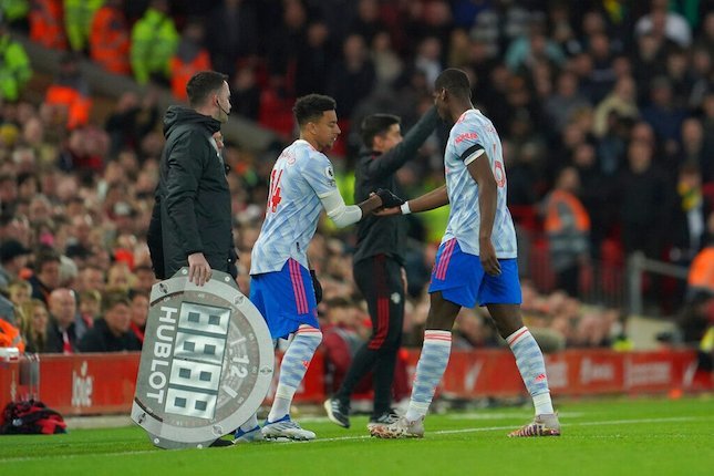 Momen ketika Jesse Lingard masuk menggantikan Paul Pogba yang cedera di laga Liverpool vs Man United. (c) AP Photo