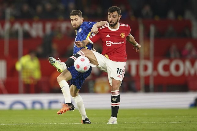 Jorginho berduel dengan Bruno Fernandes dalam laga Premier League antara Manchester United vs Chelsea di Old Trafford, Jumat (29/4/2022) dini hari WIB. (c) AP Photo