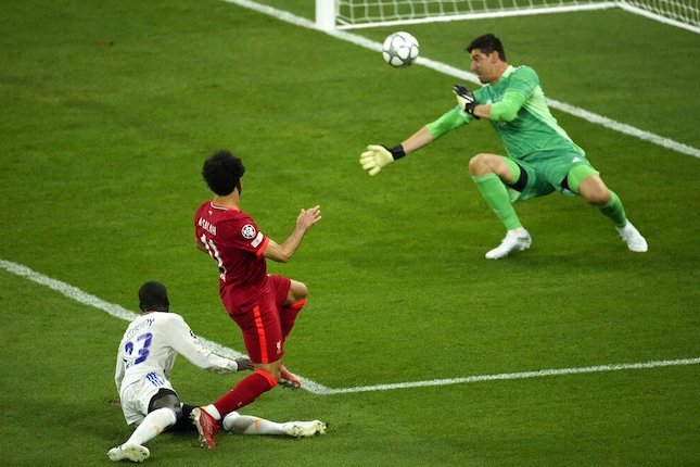 Final Liga Champions 2022 Liverpool vs Real Madrid: Thibaut Courtois gagalkan peluang Mohamed Salah  (c) AP Photo