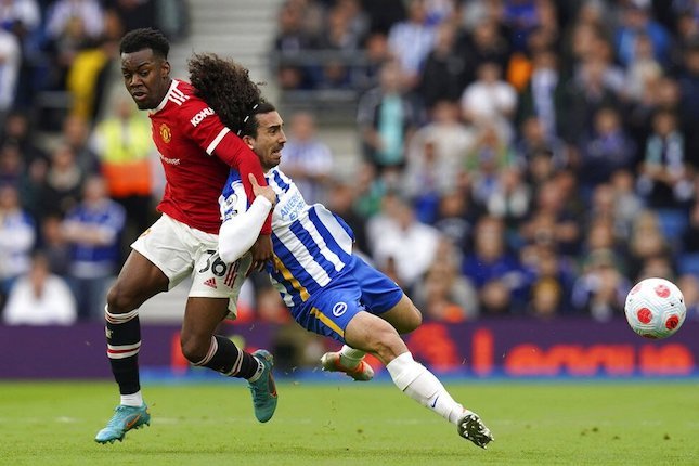 Pemain Manchester United, Anthony Elanga (kiri) dalam laga kontra Brighton di Premier League 2021/22 (c) AP Photo