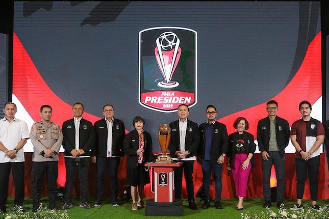 Seluruh undangan melakukan foto bersama saat konferensi pers Piala Presiden 2022 di Studio Lantai 8 SCTV Tower, Senayan City, Jakarta pada Senin (06/06/2022). (c) Bola.com/Bagaskara Lazuardi