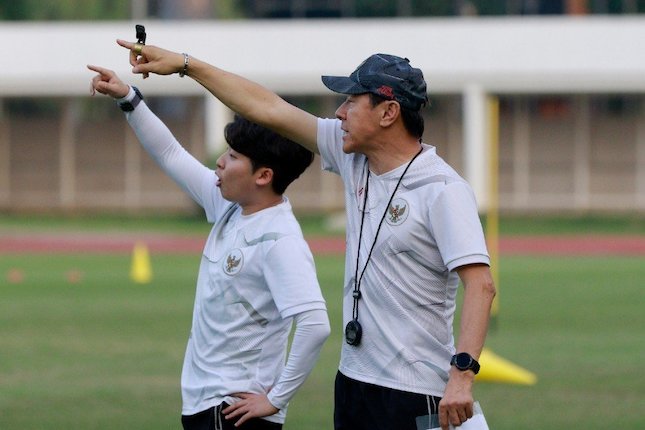 Pelatih Timnas Indonesia U-19, Shin Tae-yong, memberikan arahan kepada anak asuhnya saat latihan jelang Piala AFF U-19 2022 di Stadion Madya, Jakarta, Selasa (21/6/2022) (c) Bola.com/M Iqbal Ichsan