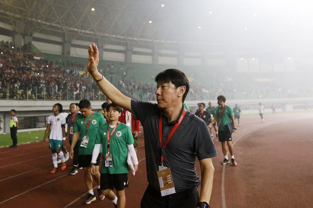 Pelatih Timnas Indonesia U-19, Shin Tae-yong, menyapa suporter usai pertandingan melawan Myanmar pada laga Piala AFF U-19 2022 di Stadion Patriot Candrabhaga, Bekasi, Minggu (10/7/2022). (c) Bola.net/