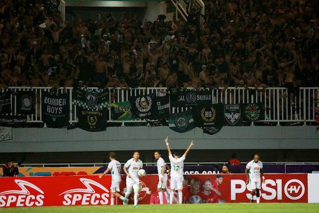 BRI Liga 1: Pemain-pemain PSS Sleman berselebrasi di depan para suporter mereka (c) Bola.net/M Iqbal Ichsan