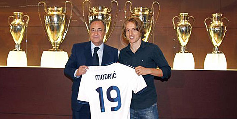 Luka Modric saat diperkenalkan di Real Madrid. (c) rm.com