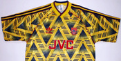 Jersey Away Arsenal '92 & Sederet Baju Olahraga Terburuk