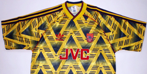 Jersey Away Arsenal '92 & Sederet Baju Olahraga Terburuk