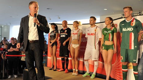 Model Bugil di Launching Jersey FC Augsburg - Body 