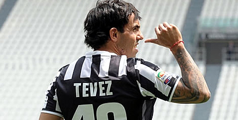 Tevez dengan nomor punggung 10. (c) Juventus