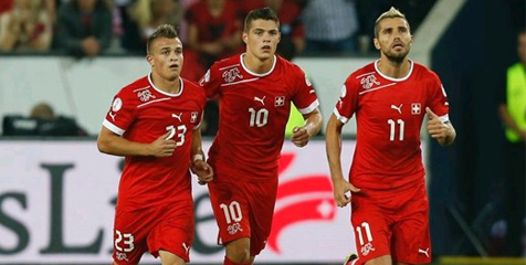 Shaqiri, Xhaka, dan Behrami. Tiga rekan 'senegara' Januzaj yang membela Timnas Swiss.