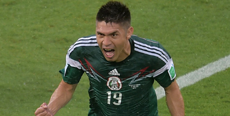 Oribe Peralta (c) AFP