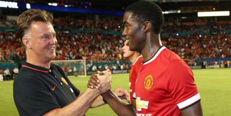 Tyler Blackett (kanan) bersama manajer Louis Van Gaal (c) MUFC