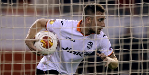 Paco Alcacer, melejit bersama Valencia (c) AFP