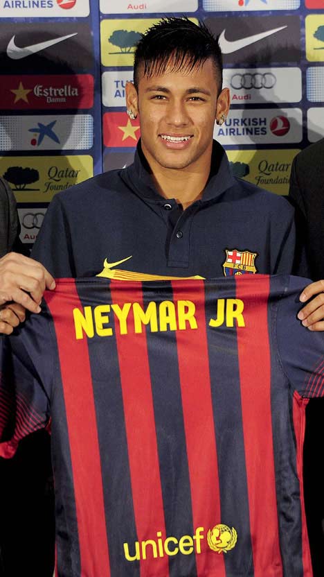 Neymar memilih bergabung dengan Barcelona. (c) AFP