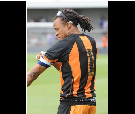 Edgar Davids dengan nomor punggung 1. (c) times