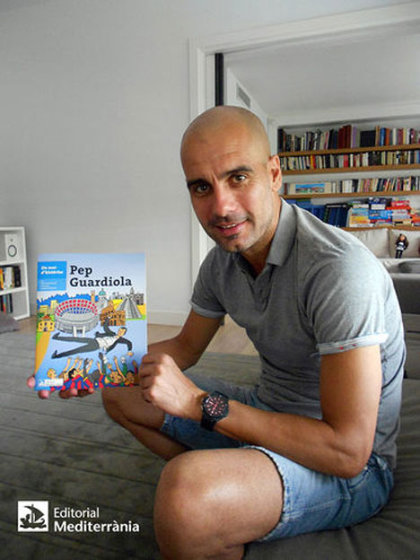 Pep Guardiola dengan buku yang terinspirasi dirinya