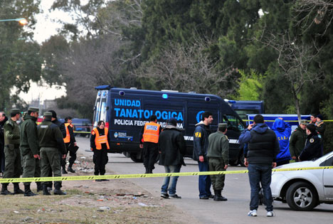Polisi melakukan olah TKP di luar kandang San Lorenzo