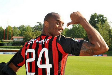 Kobe dengan jersey Rossoneri.