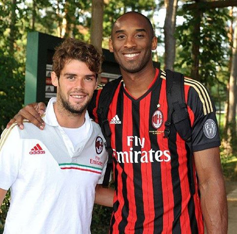 Kobe dengan Andrea Poli.