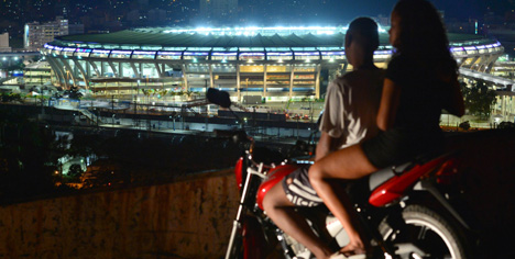 Stadion Maracana di malam hari