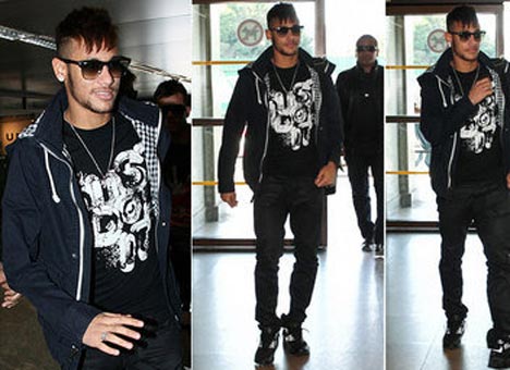 Neymar sempat berfoto sebelum terbang ke Barcelona. (c) MD