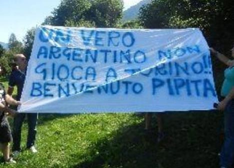 Fans Napoli sambut Higuain. (c) AS