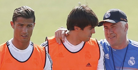 Ancelotti berbincan dengan Kaka di sesi latihan. (c) AS