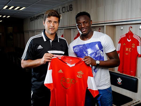 Wanyana ketika berfoto dengan Pochettino.