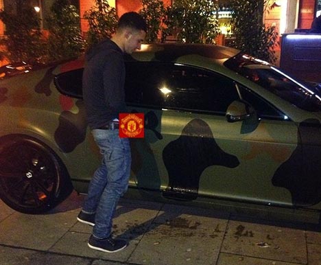 Bentley Camoflage Balo dikencingin seseorang. (c) The Sun